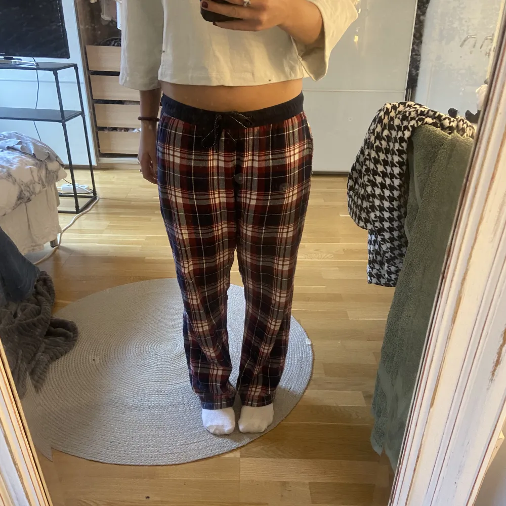 Säljer ett par snygga low Waist pyjamasbyxor! 150kr . Jeans & Byxor.