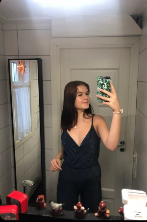 Glittrig och marinblå byxdress - En glittrig och marinblå byxdress, enbart andvänt en gång! Den är från Linn Ahlborgs kollektion med NA-KS