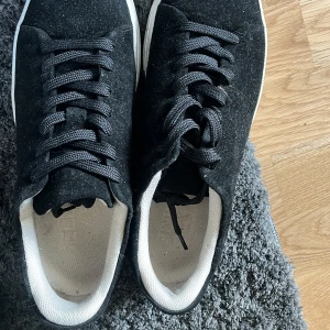 Skor - Säljer ett av par av mina skor då dom inte kommer till användning längre, anledning för jag har andra helt enkelt. Knappt använda, skit sköna att ha på sig med mjuk häl, ett kap helt enkelt