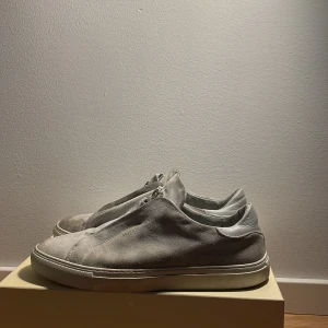 Arigato skor - Säljer ett par bekväma, snygga och trendiga Arigato skor i storlek 44.  Nypris: 2200kr Mitt pris: 700kr Pris går att diskuteras vid snabb affär!