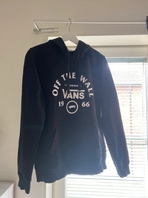 Vans hoodie - Fin hoodie i märket Vans, knappt använd, Strl M