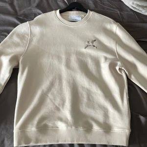 Axel Arigato sweatshirt - Tja! Säljer min Axel Arigato tröja pågrund av att jag aldrig använder den. Skick 9,5/10 eftersom jag har provat den och haft på mig den ett väldigt få antal gånger. Kvitto finns! Nypris: 1500kr