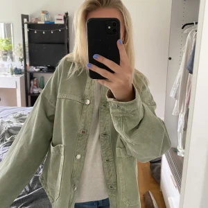 Grön jeansjacka  - Jacka från zara, väldigt bra skick och nästan helt ny.  Säljer då den inte kommer till användning, skriv innan ni köper eller vid frågor!❤️