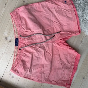 Scotch & Soda swimwear - Rosa badbyxor, använda men är i bra skick. Nypris 799 kr