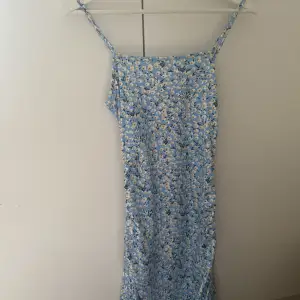Jag säljer en blommig klänning som jag har köpt på SHEIN men som aldrig har kommit till användning. Den är i storlek XS men passar även S. Nypris 129kr säljer för 80kr. Hör av dig om du har några frågor eller nåt💞