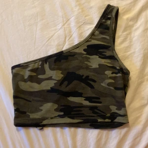 Topp - En snygg kamouflagefärgad topp!! Skriv för mer info eller mer bilder!