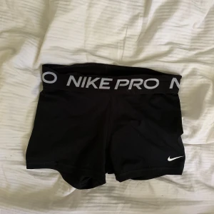 Nike pro shorts - De är i storlek m för barn men ungefär xs - s/m i vuxenstorlek. Själv är har jag  storlek L i byxor och dem sitter lite tajt runt magen men i övrigt så passar dem.  Väldigt lite använda. 
