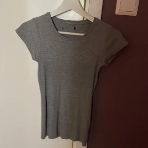 Grå T-shirt  - Bort klippt lapp men är i st Xs men kan passa en S (+ frakten)