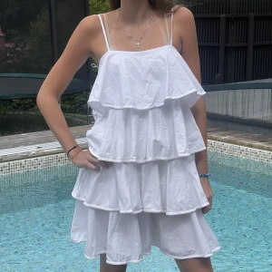 Vit klänning🩷 - Superfin vit klänning från zara🌸Modellen är 175cm lång, hör av dig om du har frågor eller vill diskutera pris🩷