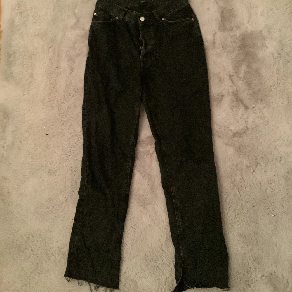 Jeans från asos med slits längst ner säljer då dom inte passar mig längre💕 120kr+frakt. Jeans & Byxor.
