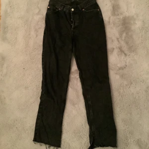 Jeans med slits - Jeans från asos med slits längst ner säljer då dom inte passar mig längre💕 120kr+frakt