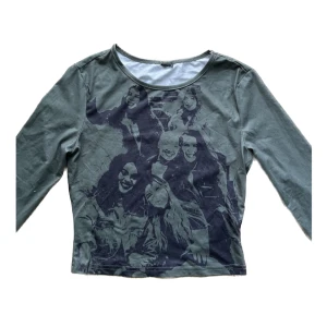 topp - superfin grön långärmad tröja med ett häftigt tryck💋💋