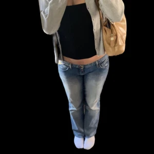 Lågmidjade Replay jeans - Lågmidjade jeans från replay. Säljer då jag har köpt liknande! Dom är lite kortare då dem har klippts men passar mig som är 169! Midjemåttet är 43cm. Skriv gärna om du har fler frågor💗