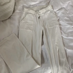 Juicy byxor - Vita Juicy Couture byxor🤍säljer då de aldrig kommer  till användo, jätte bra skick inte använt de många gånger 💕
