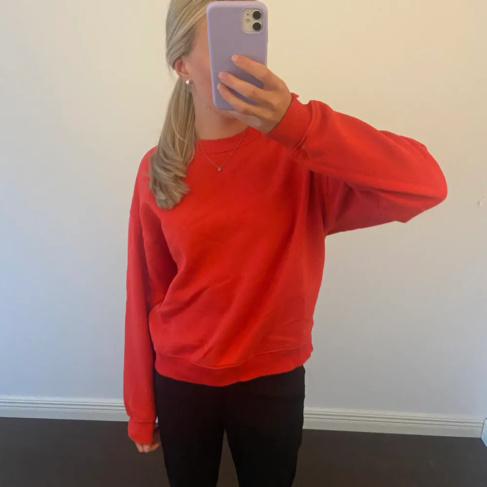 En röd sweatshirt ifrån Lindex i storlek xs. Tröjan är i bra skick och änvänd några få gånger. . Tröjor & Koftor.