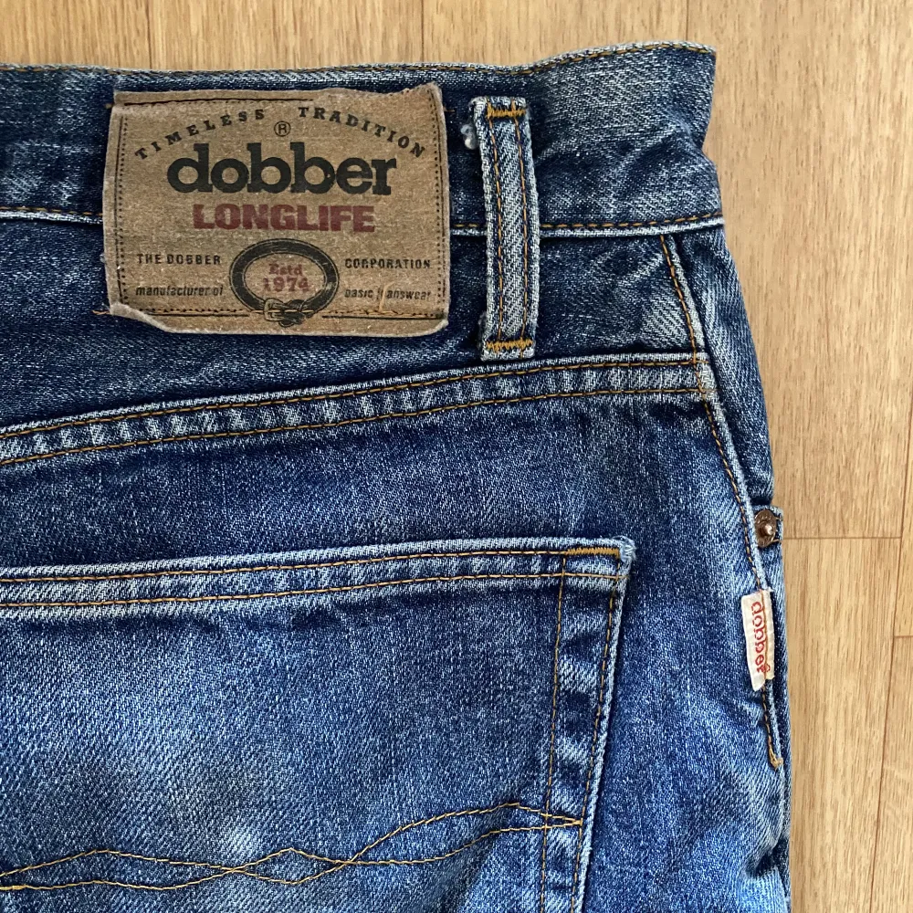Snygga jeans från dobber. Väl använda. Hittar ej storlek, men skulle tro de är 34or max.. Jeans & Byxor.