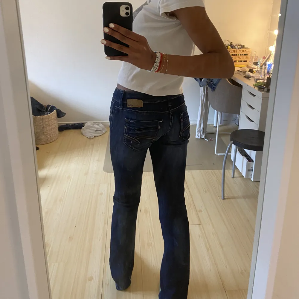 Säljer dessa jättefina lågmidjade jeans från Mavi modellen Olivia lowrise straight leg!! Går ner tillmarken på mig som är 170cm!! Skriv för fler frågor eller bilder💕💕. Jeans & Byxor.