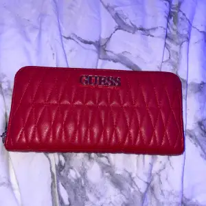 Säljer min röda Guess plånbok då jag aldrig använder den mer då den helt enkelt är förstor för alla mina handväskor, fick den i födelsedagspresent för 2 år sen därav har jag inget kvitto på den❤️