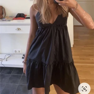 Zara klänning - Intressekoll! Fin klänning från zara! Använd några gånger men inga defekter💕storlek s, hör av dig vid frågor! 