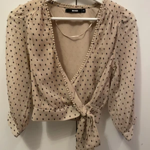 Blus  - Blus från bikbok. Beige/aprikos. Inte mycket använd, fint skick😊👌🏼