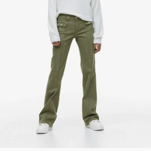 Gröna hm byxor  - Säljer dessa slutsålda gröna hm byxor i storlek 38. Superbra skick. 