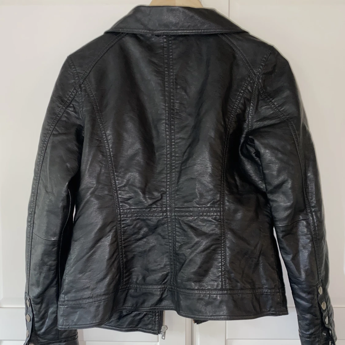 Svart jacka (fejkläder) - 90