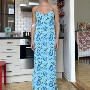 Maxiklänning y2k - Supercool maxiklänning i paisley-mönster. Väldigt y2k! Köpt vintage.