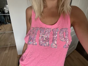 Rosa linne  - Ett rosa linne med glitter text ifårn pink