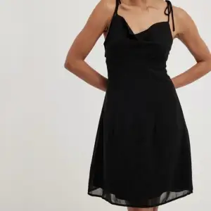 Superfin smickrande liten svart klänning. Aldrig använd❤️Skriv för privata bilder  (Pris kan diskuteras vid snabb affär)