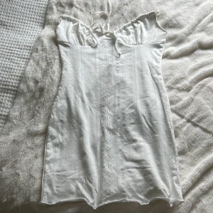 Sommarklänning - Vit söt sommarklänning från shein, aldrig använd