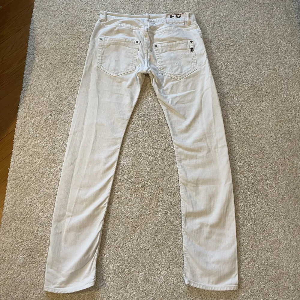 Säljer mina dundop jeans i storlek 31. Fint skick på dem utom en liten sömm som vid vänster bakficka som lossat. Men syns knappt och går att fixa. . Jeans & Byxor.