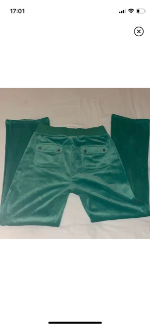 Juicy byxor  - Riktigt snygga juicy byxor i en grön färg, använda en del men ändå i bra skick det ända är att ena ”grejen” på snörena är borta, därav det billiga priset, dom är även uppsydda för att passa någon runt 160💞 skriv vid frågor och använd gärna köp nu