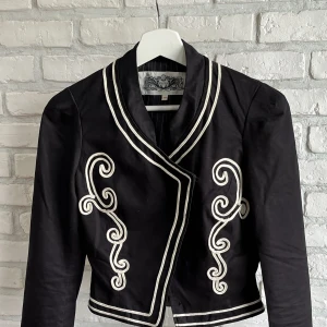 Jacka från Noa Noa  - Super cool svart kort jacka från Noa Noa med vita mönster detaljer. Inga skador.