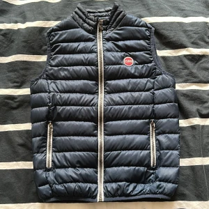 Colmar väst - Tjena! Säljer nu min urvuxna Colmarväst. Västen är marinblå på utsidan och gul på insidan. Hör gärna av er vid frågor och funderingar. Skick 9/10