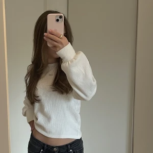 Vit stickad tröja - Vit stickad tröja från Gina Tricot i storlek xxs💓 superfin men kommer inte till användning längre 🫶lite nopprig som det lätt blir på stickade plagg💗perfekt nu till hösten!