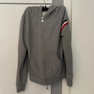 Moncler Zip Hoodie - Säljer min Moncler Zip Hoodie som är för liten. Köpte den från kasperheat och aldrig använt eftersom den var för liten när den kom. Den är i mycket bra skick och som sagt har jag aldrig använt den!