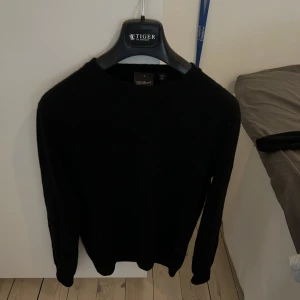 Oscar Jacobson tröja - En snygg Oscar Jacobson tröja som är ej använd så mycket då den bara inte kommit till användning. Den är i väldigt bra skick och köptes i Oscar Jacobson butiken i NK för ett halvår sen typ. Nypriset på denna är 900kr Skriv vid intresse!