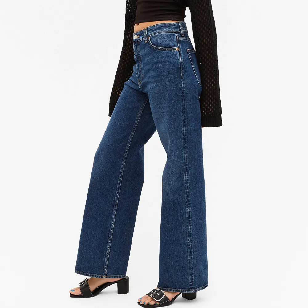 Säljer dessa högmidjade wide Monki Yoko jeans i mörkare blå eftersom de blivit för små för mig, därav ingen bild där jag bär dom. Använda endast en gång, ser helt nya och oanvända ut! Priset kan diskuteras, skriv vid behov av fler bilder!. Jeans & Byxor.