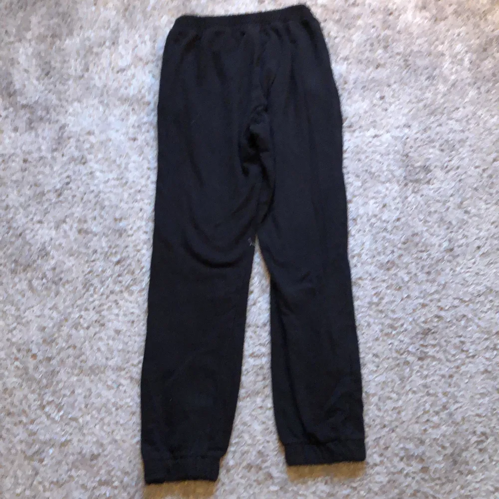 Svarta mjukisbyxor från Kappahl med snöre (som man inte behöver knyta)bra skick😊. Jeans & Byxor.
