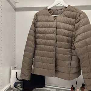 Uniqlo dunjacka  - Säljer denna jättefina dunkjackan från uniqlo åt min kompis!! Jättebra skick förutom en fläck på armen som man ser på bild två men inget märkvärdigt 🫶🏼