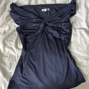 Blå topp H&M - En skit snygg topp från H&M, dock för liten för min smak då jag föredrar lite baggy. Aldrig använd, ny skick💕 skriv för bilder på💕
