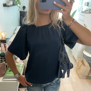 blus Neo Noir - Marinblå blus i satin material från Neo Noir! Super fina ärmar. Perfekt till festligare tillfällen✨💞