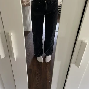 Raka Jeans med slits - Svarta straight jeans med slit på sidorna och midwaist, sparsamt använd, köpt på H&M, fint skick🤍 (jag är cirka 163)