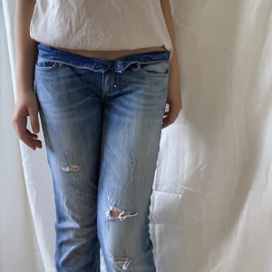 Lågmidjade jeans - Säljer dessa skitsnygga jeans med hål som aldrig har använts. Superfint skick, köparen står för frakten!😇