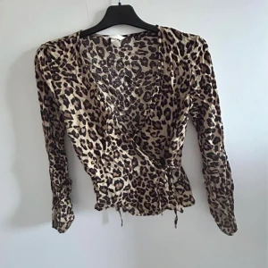 Leopard blus - Leopardmönstrad blus från h&m passar 36/38