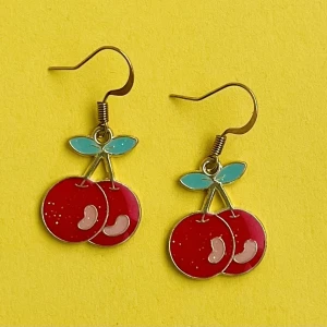 Små rockabilly örhängen  - Nickelfria krokar och fri frakt ❤️