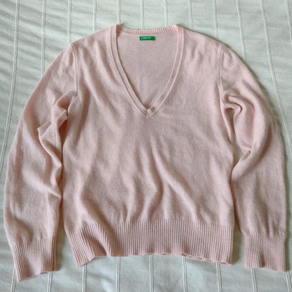 Rosamelerad finstickad tröja från United Colors of Benetton. 70% Ull 20% Polyamid 10% angora. Sparsamt använd. Storlek M, men passar även andra storlekar beroende på hur man vill att den ska sitta.. Neuleet.