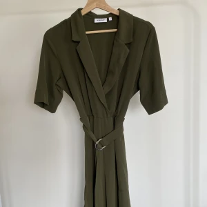 Byxdress från Weekday - Mörkgrön byxdress från Weekday i storlek 34. Använd vid fåtalet tillfällen. Fint skick!