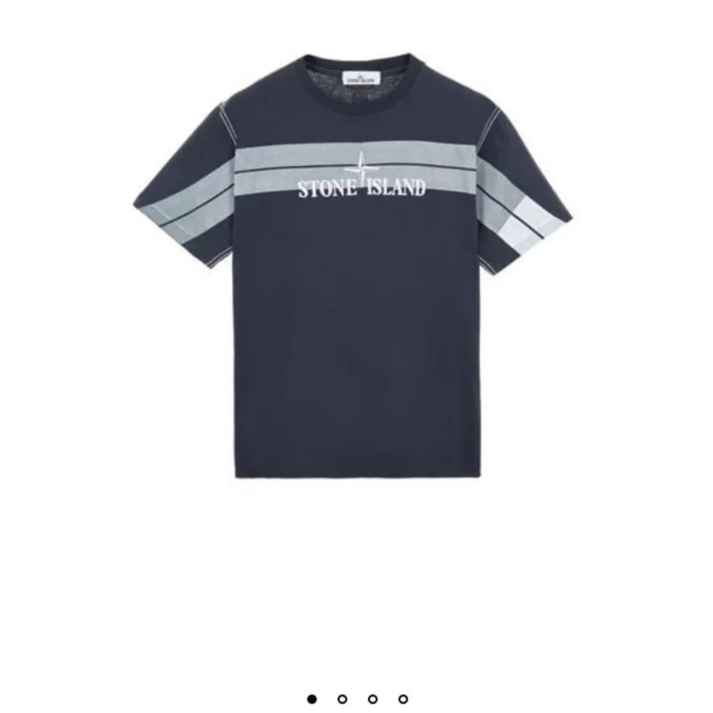 Stone island t shirt i storlek M. Köpt på stone island hemsida för runt 2500kr skick 7-8/10. Köparen står för frakt 📦 . T-shirts.