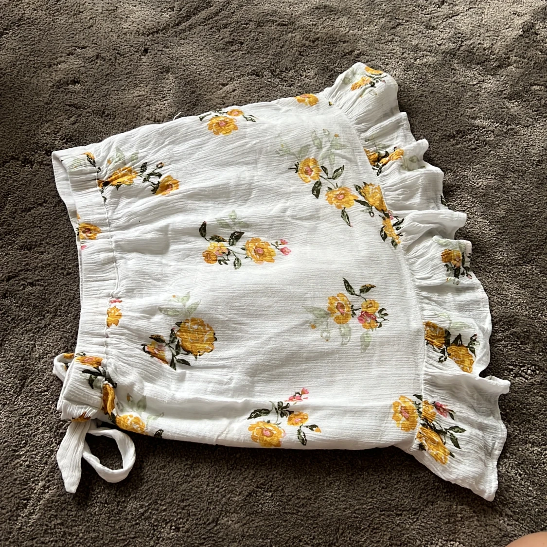  vit kjol med gula blommor på!  - 90